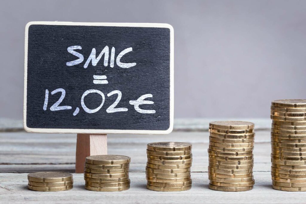 Le Smic horaire à 12,02 € en 2026
