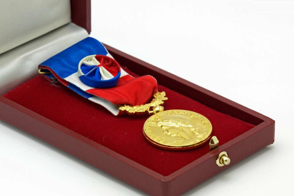 Médaille du travail : quelles cotisations sur la gratification associée ?